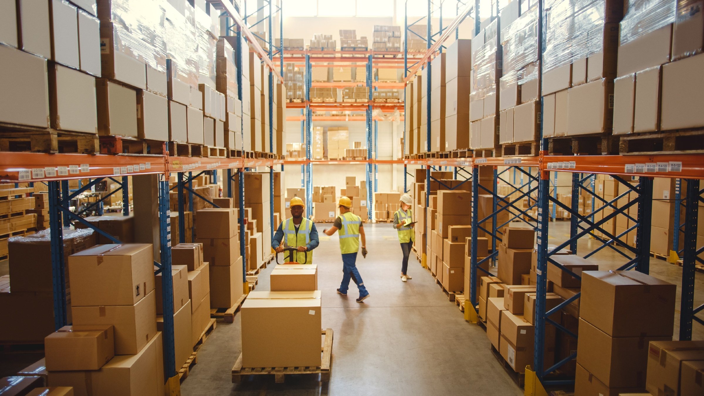 Magazijnmedewerker voert taken uit voor magazijnoptimalisatie – rijdt met heftruck, verpakt bestellingen, draagt reflecterend vest